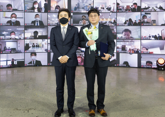 지난해 전사판매왕에 오른 성수사업소 전형선 마스터(오른쪽)와 르노삼성자동차 김태준 영업마케팅본부장이 포즈를취하고 있다. <르노삼성자동차 제공>